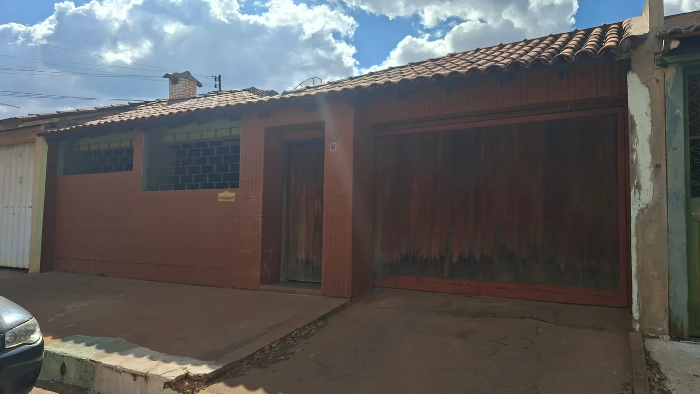 Excelente Casa com 06 quartos, 01 Suite, 03 Banheiros , Garagem para 02 Carros ,...