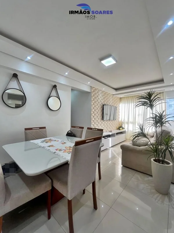 Apartamento 100% reformado, vaga de garagem coberta...Distribuído em sala de doi...