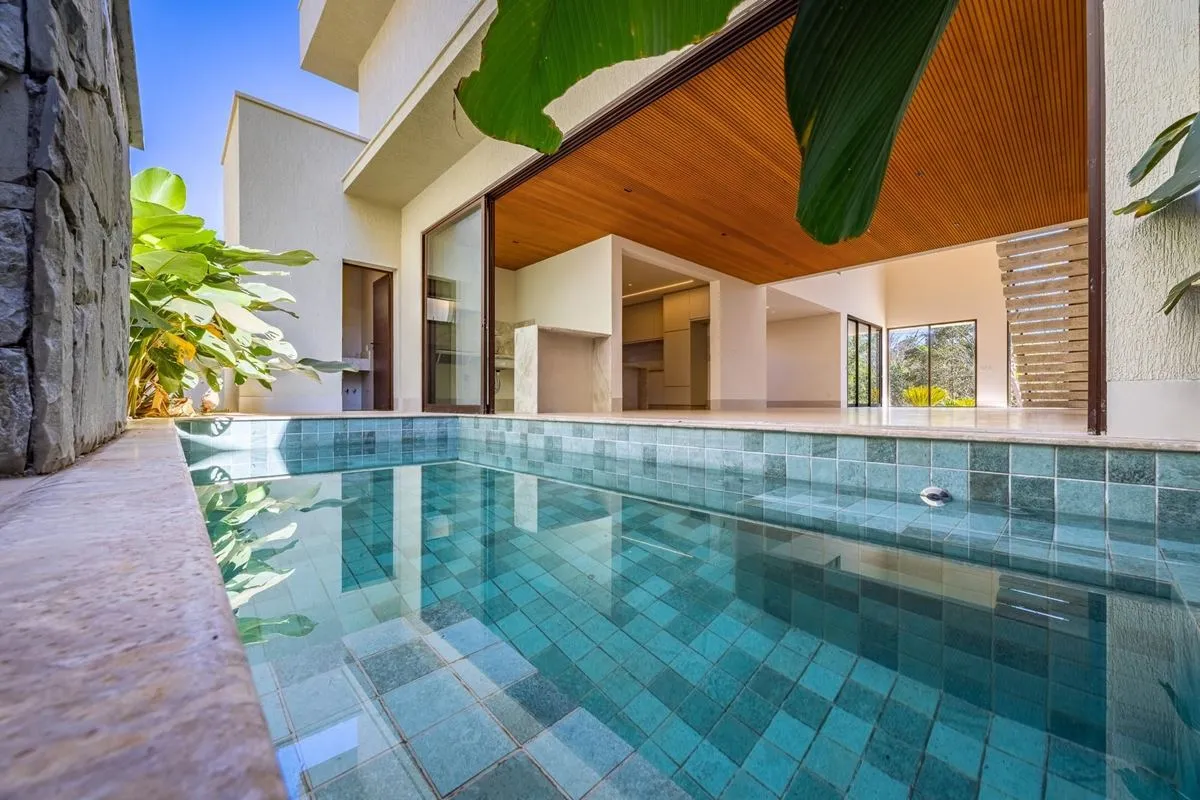 Este sobrado à venda no Jardins Capri tem 264 m² com 3 suítes, 5 banheiros, 4 va...