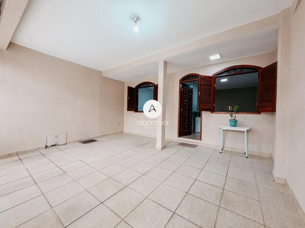 Se você procura uma casa aconchegante, reformada e muito bem localizada no Guará...