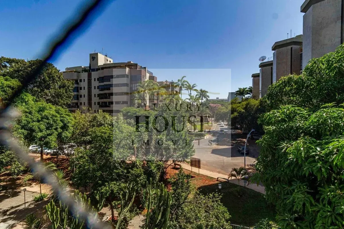 Descubra este aconchegante apartamento na SQS 116, ASA Sul, Brasília, DF. Com 3 ...
