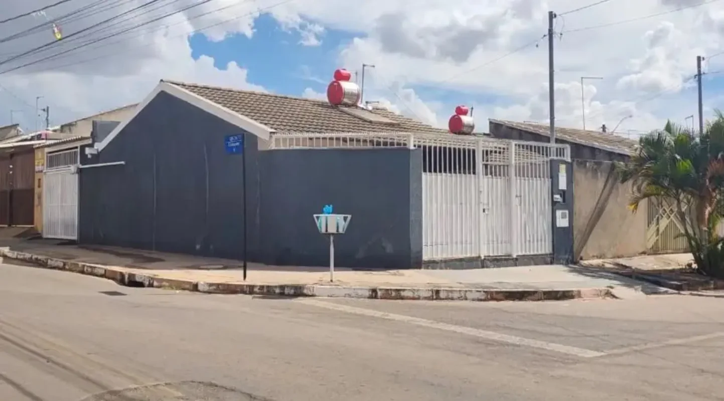 JDM IMOBILIÁRIA VENDE | CASA DE ESQUINA NO RIACHO FUNDO IIR$ 330.000Excelente op...