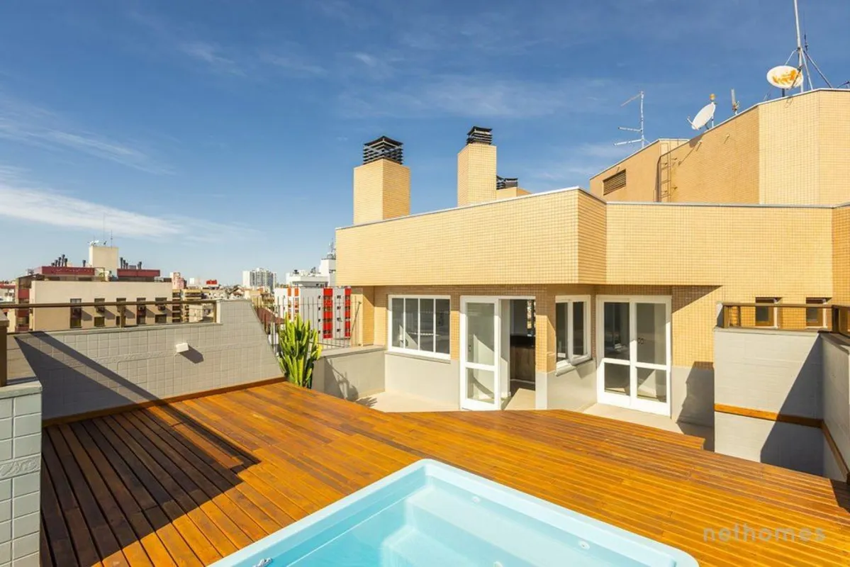 Descubra o luxo de viver em uma cobertura reformada impecável, localizada no pre...
