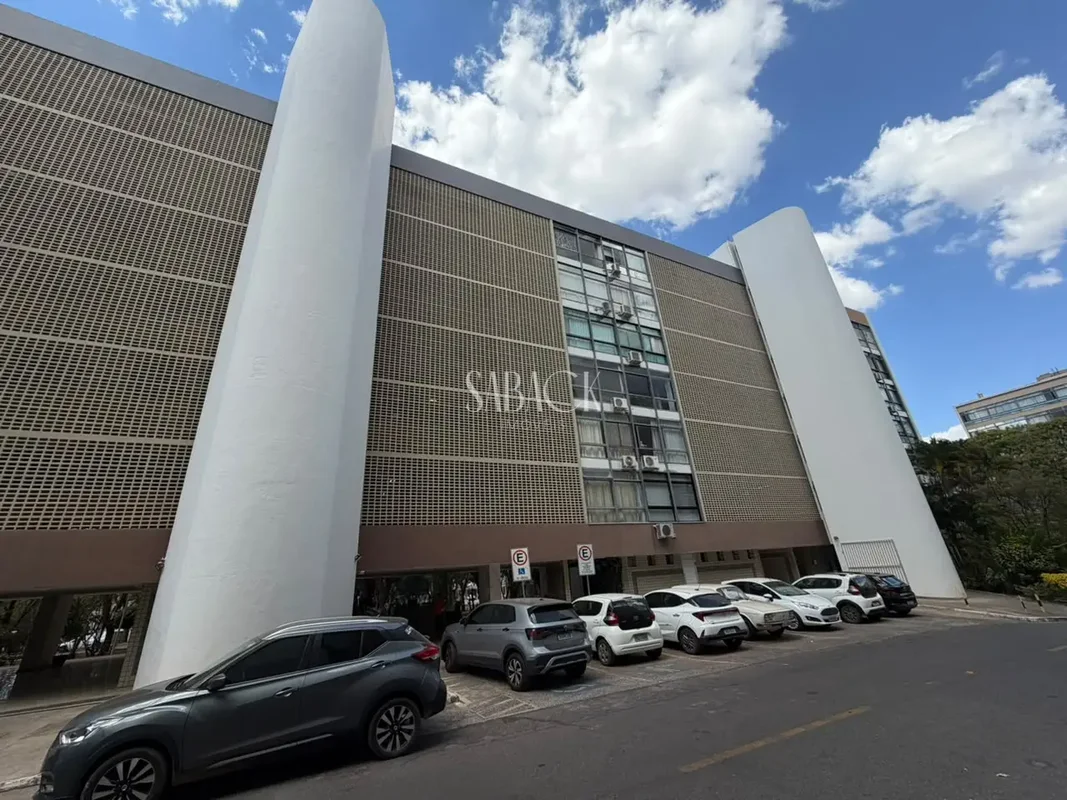 Tem apartamentos que a gente entra e sente que foi feito para durar. Este é um d...
