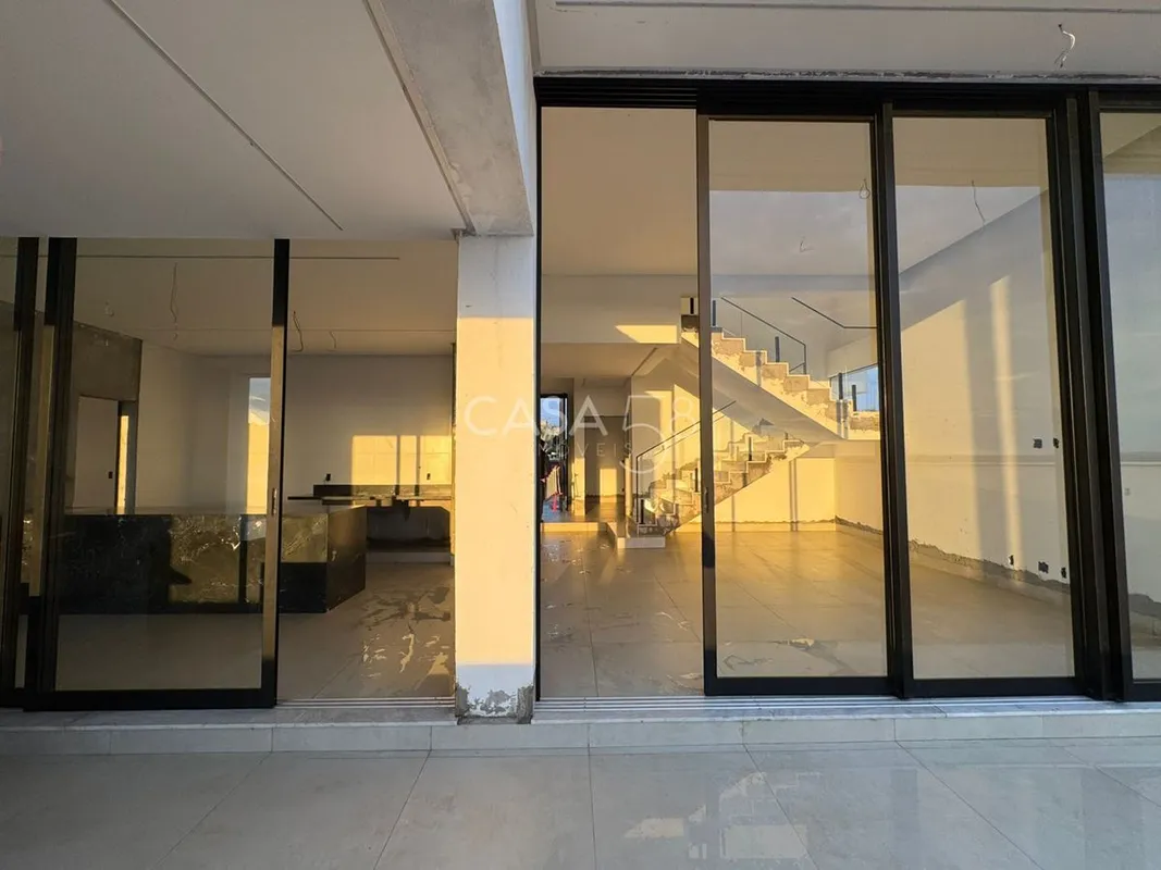 Casa Nascente com 3 Suítes e Home Office - 4 VagasÁrea do Lote: 360m²Área Constr...