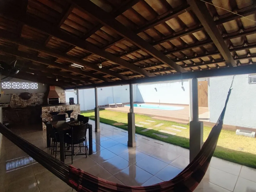 Excelente casa no Parque Anhanguera oferece o perfeito equilíbrio entre conforto...