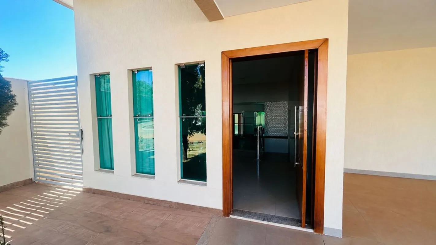 ? Casa à Venda ?Cond. Jardim Veneza- Três quartos sendo um suíte;- Varanda gourm...
