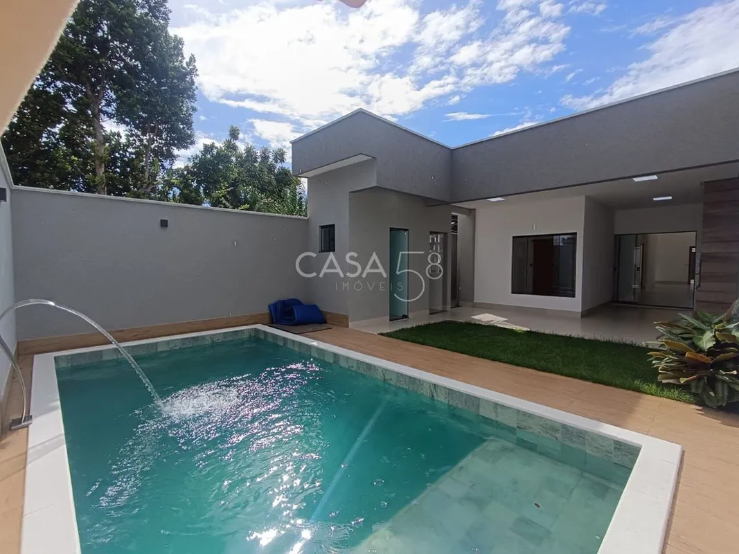 Casa de alto padrão com projeto contemporâneo, com 160m² de área construída em t...