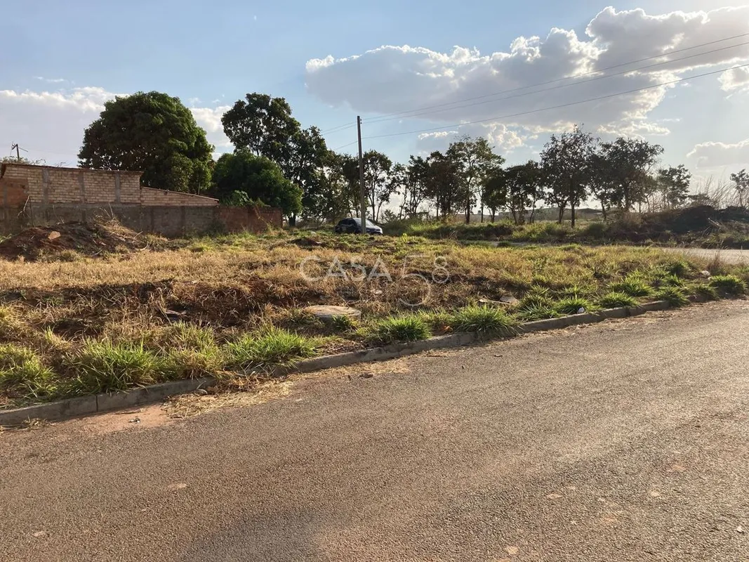Terreno de esquina com 1.400 m² em Aparecida de GoiâniaTodos os impostos em dia ...
