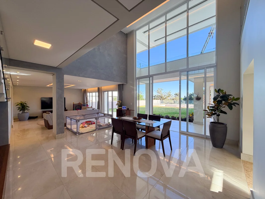Residência de alto padrão recém-construída com 576,6 m² de área construída em lo...