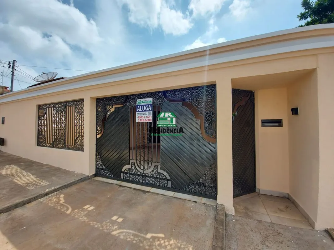 Casa contendo: -03 Quartos, sendo um Suíte. -02 vagas de garagem. -Localização p...
