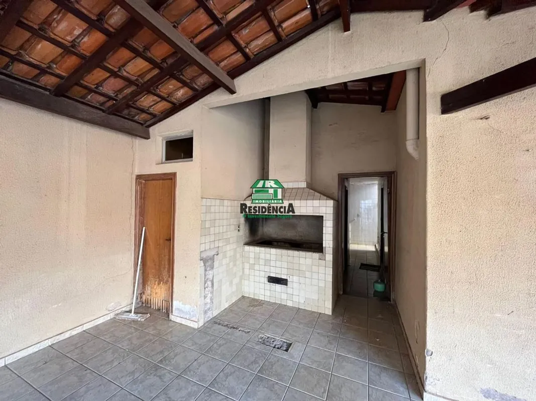 Casa contendo: parte de baixo 02 ambientes de salas, 01 banheiro social, 01 quar...