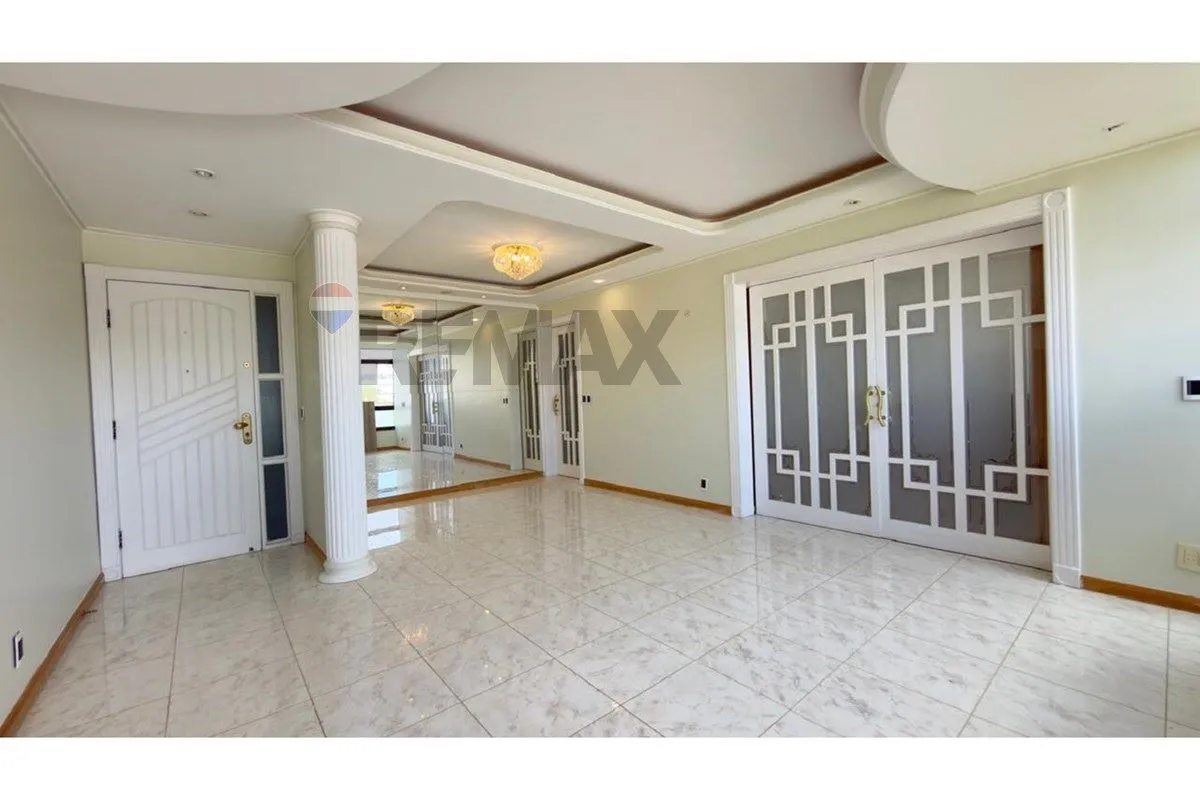Localizado em uma das quadras mais tradicionais da Asa Norte, este apartamento r...
