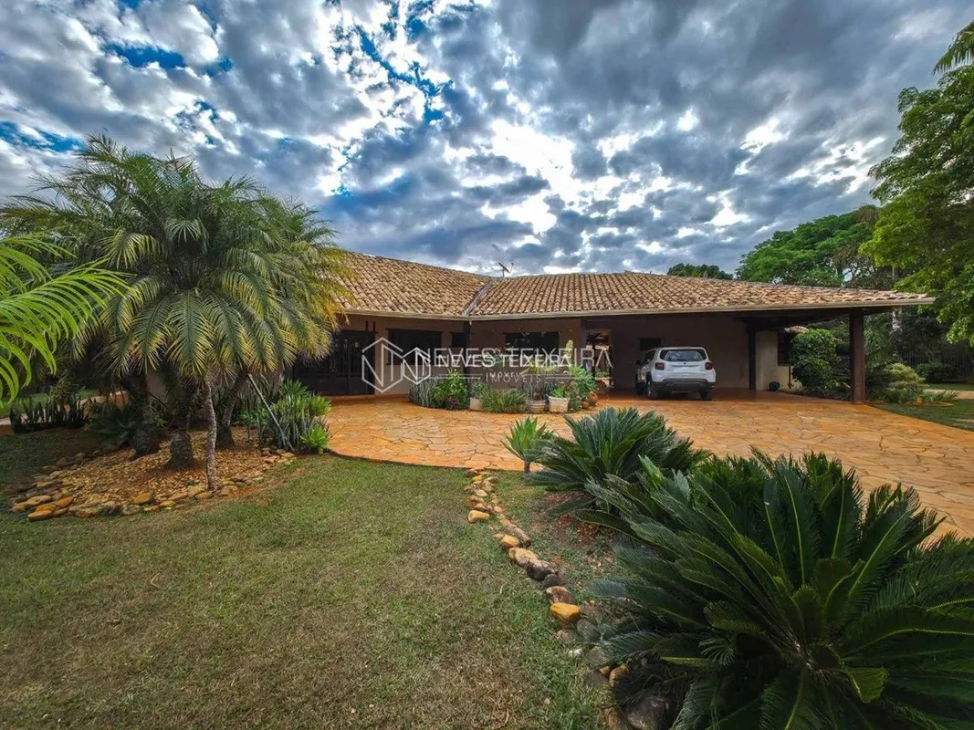 NEVES TEIXEIRA IMÓVEIS VENDEEspetacular casa no Park Way, localizada na SMPW Qua...