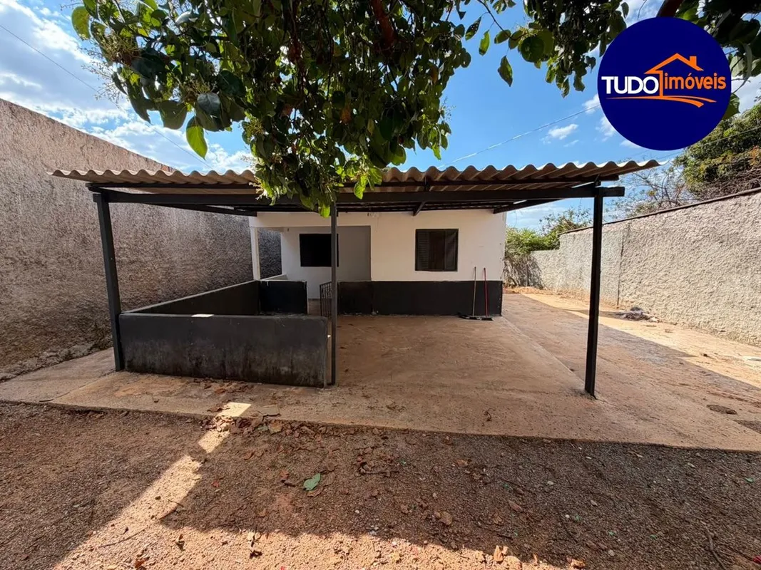 CASA À VENDA - QUADRA 18 JARDIM LAGO AZULExcelente oportunidade para quem busca ...
