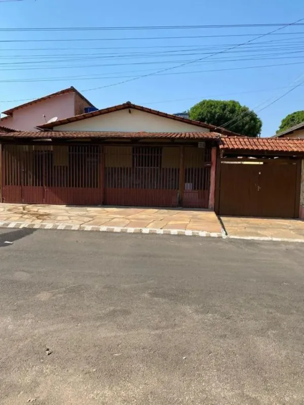 Duas casas no mesmo lote, uma excelente oportunidade para morar ou investir.Este...