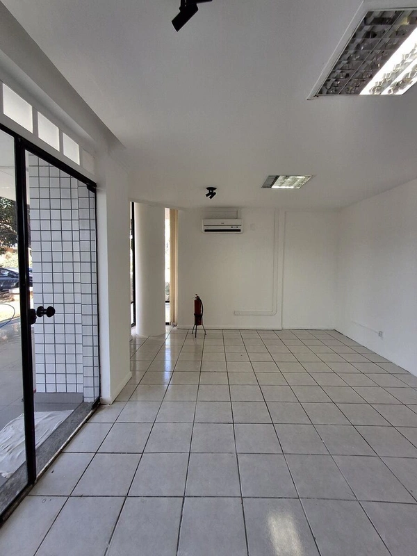 Alugo loja/sala comercial 01, localizada no SHIN CA 05 Conjunto L, Bloco 4, Edif...