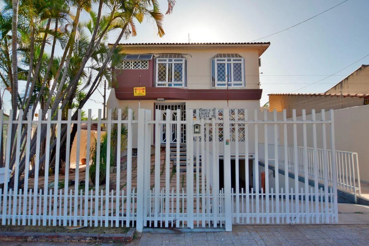 Imagine morar em uma casa espaçosa e confortável na tranquila SRES Quadra 12 Blo...