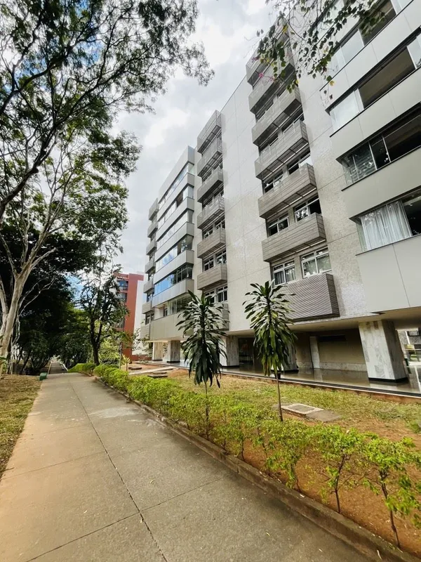 APARTAMENTO VAZADO COM VARANDA, VISTA LIVRE E GARAGEM — EXCELENTE LOCALIZAÇÃOMor...