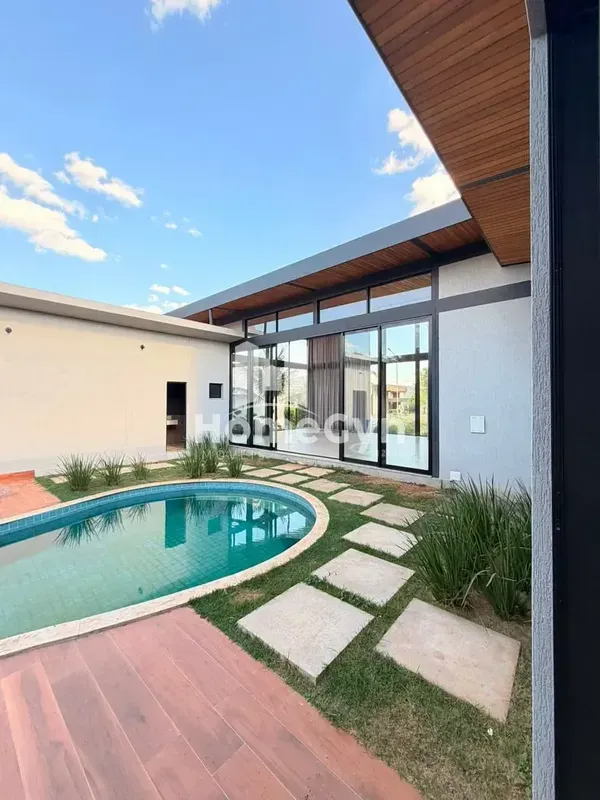 Casa térrea moderna para locação no Portal do Sol Green com 550m² de área constr...