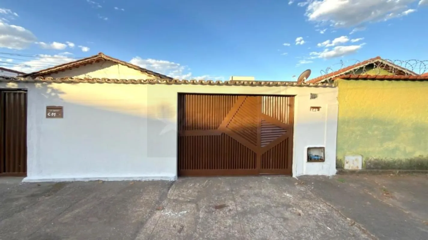 Casa com 02 quartos, sala de estar, sala de jantar, cozinha e banheiro, social, ...