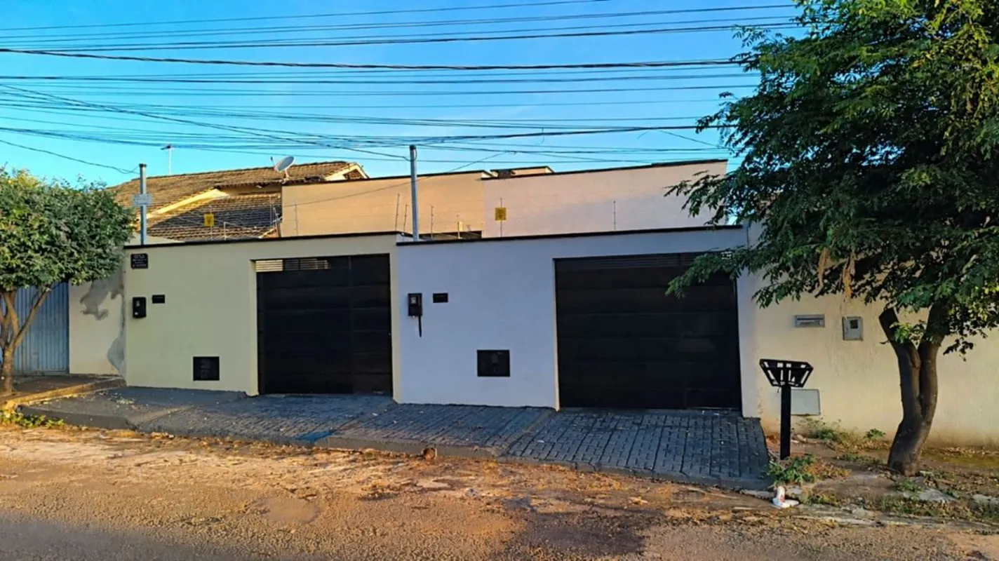 Descubra o conforto e a tranquilidade de viver em Trindade, GO, em uma casa que ...