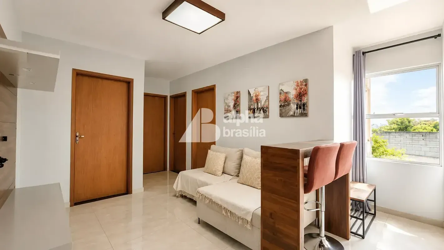  02 quartos com armários Sala com sofá, rack e bancada com banquetas Cozinha com...