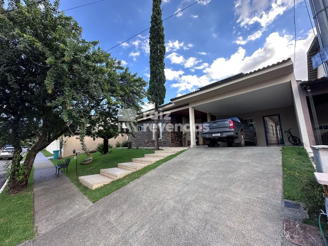 Localizada no Condomínio Portal do Sol I, esta casa térrea reúne ambientes amplo...