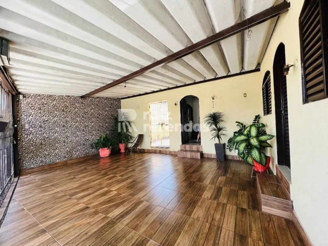 Casa à venda no Setor Centro Oeste, em Goiânia, próxima à Avenida Bernardo Sayão...