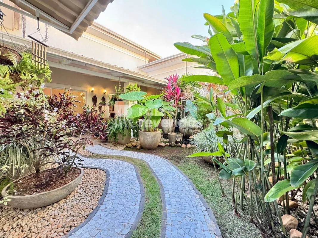 Casa térrea à venda no Portal do Sol I, em Goiânia, com 393 m² de área construíd...