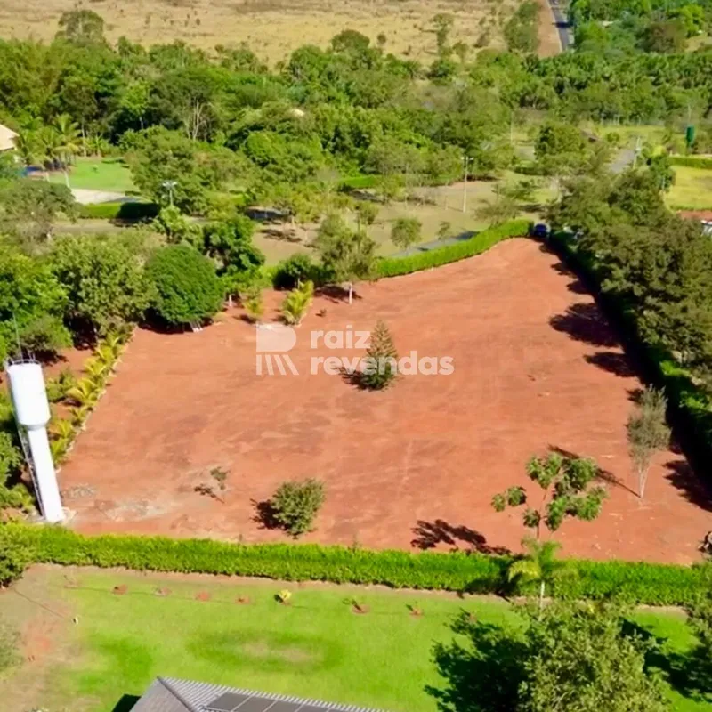 O terreno é plano, localizado na Alameda Rezedá, e possui ampla área central liv...