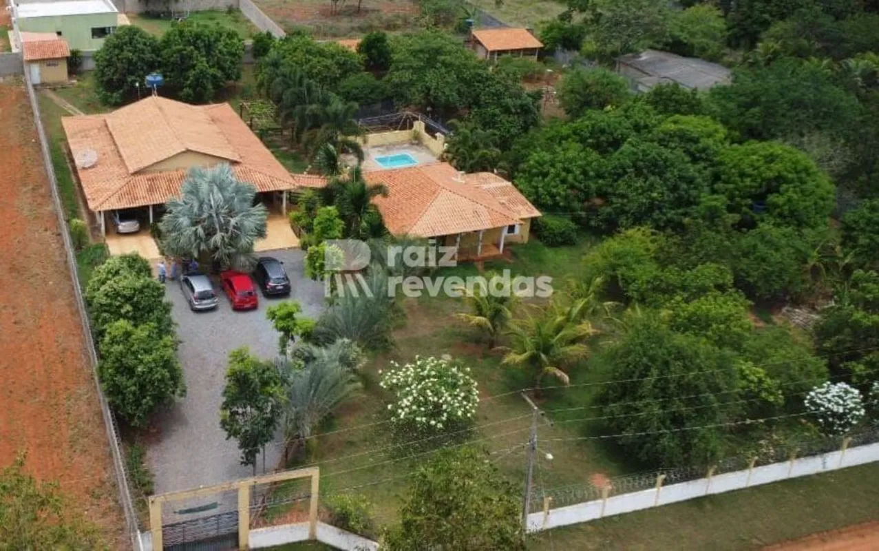 Chácara à venda em Aragoiânia, com 5.000 m² de terreno e 205 m² de área construí...