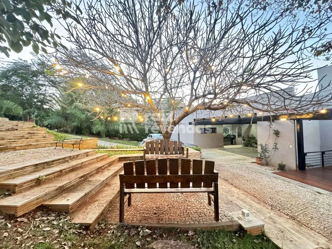 Uma casa que não segue o padrão do condomínio, ela cria o próprio. Projeto autor...