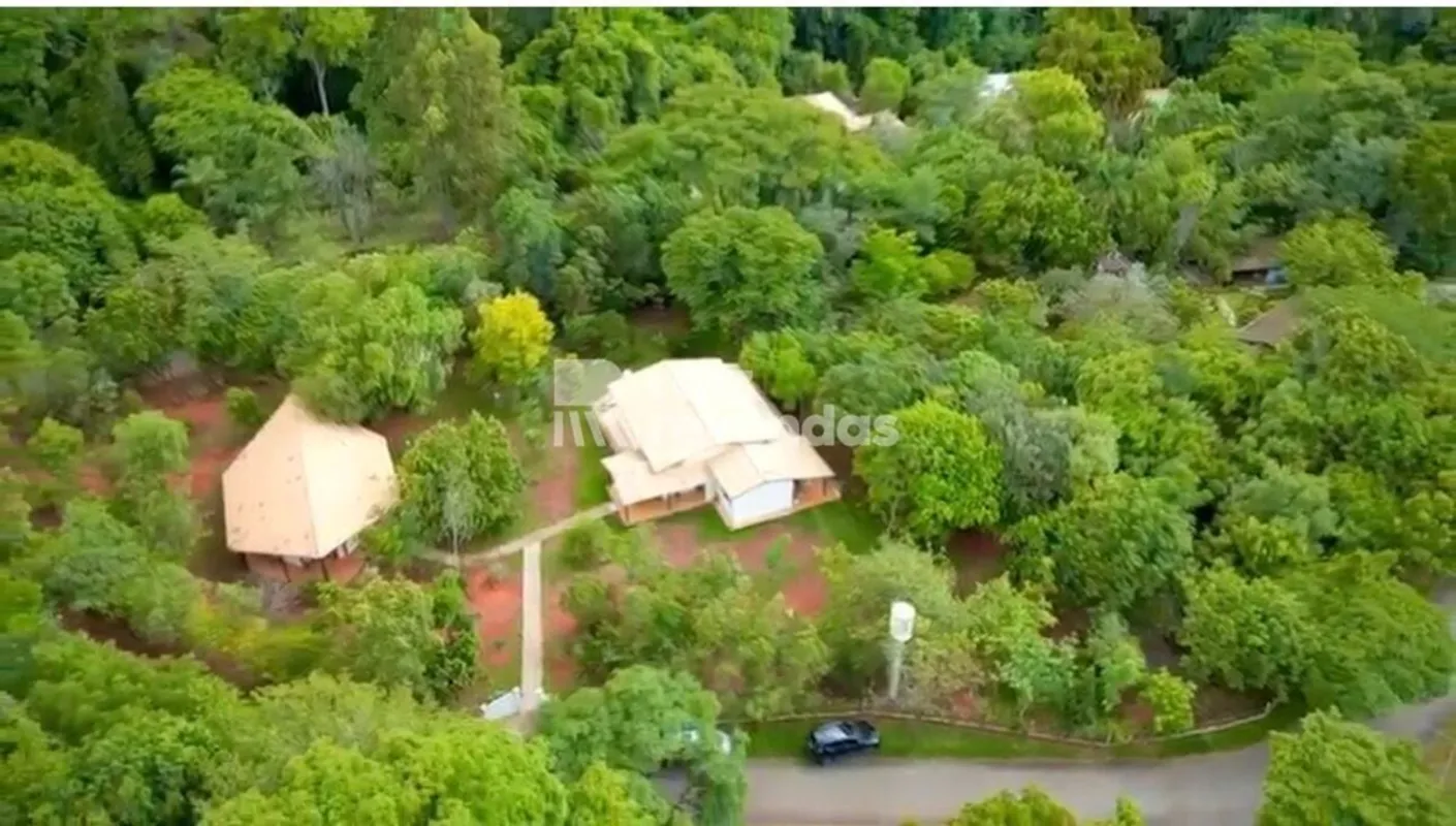 Chácara com terreno amplo e estrutura consolidada, adequada para quem prioriza e...