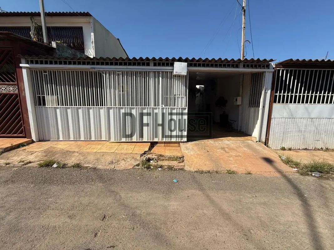 Descubra esta charmosa casa com sobrado nos fundos, no coração de Ceilândia Nort...