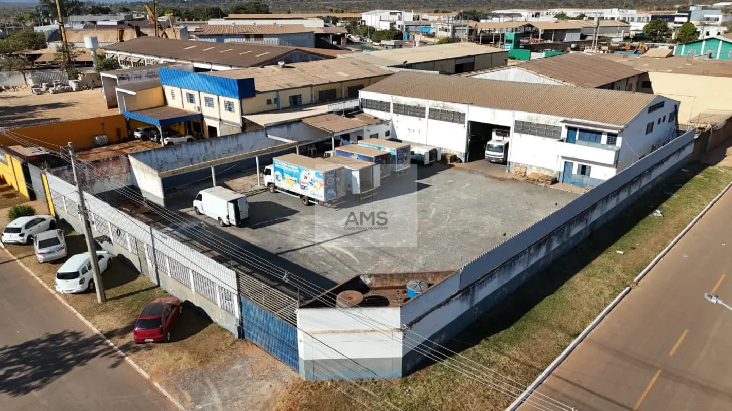  Área Total: 1.500 m²- Galpão: 600 m² com pé direito duplo- Área Administrativa ...