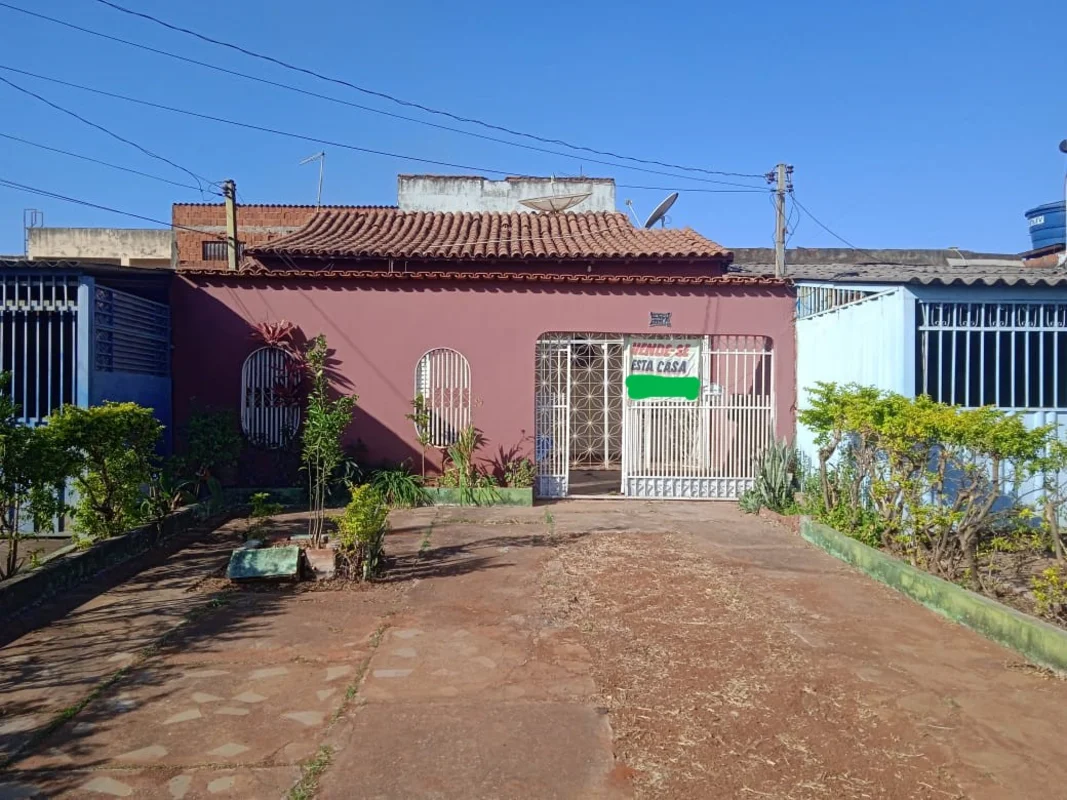 VENDE-SE UMA CASA NA QR 123 SAMAMBAIA SULCasa composta de 02 quartos, sala, cozi...