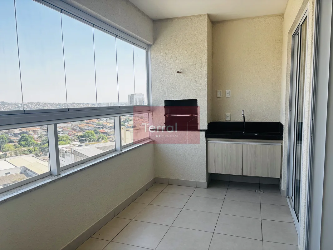 Apartamento três suítes no Setor Aeroporto. Vista livre, varanda gourmet, churra...