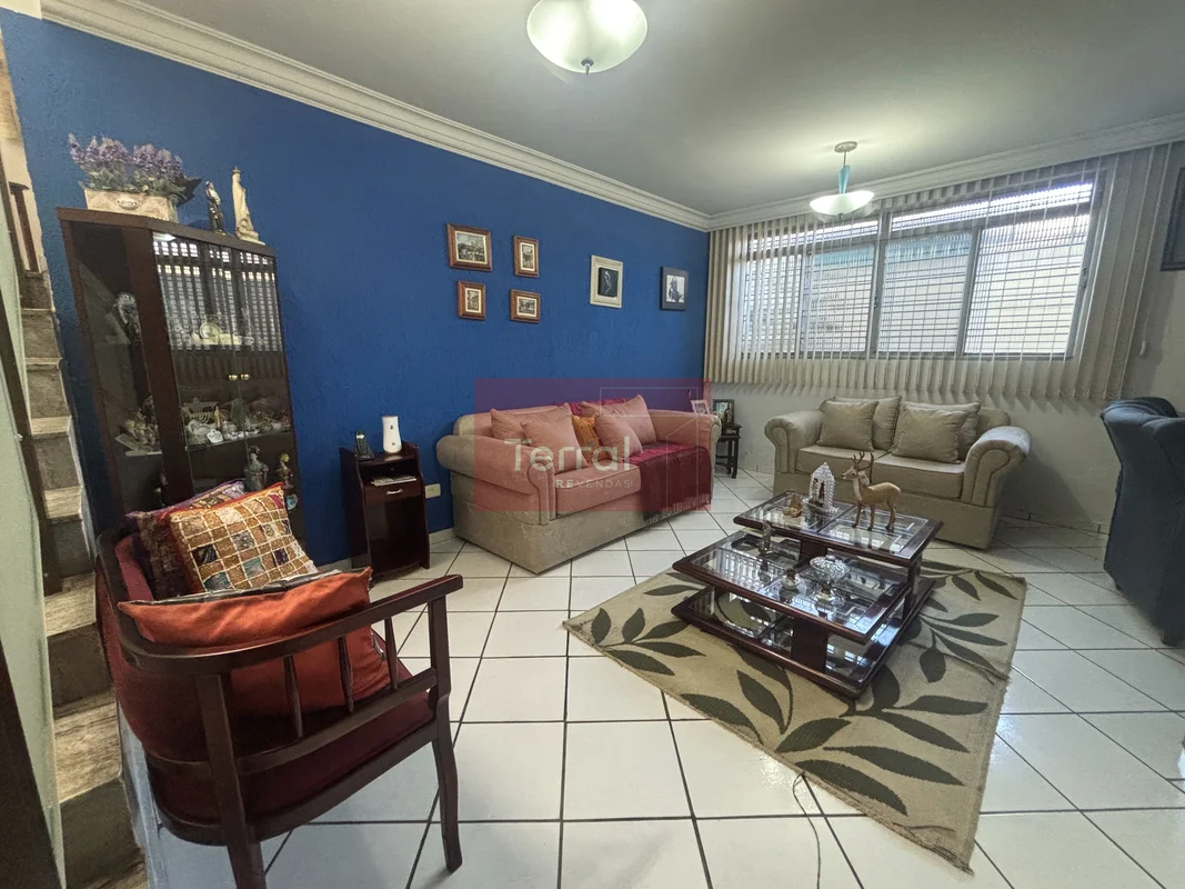 Casa residencial e comercial no Setor Aeroporto. Área grande, garagem pra quatro...