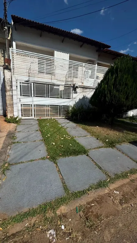 SOBRADO MUITO BEM LOCALIZADO. COM 4 QUARTOS SENDO UMA SUITE, E 4 BANHEIROS. 13/0...