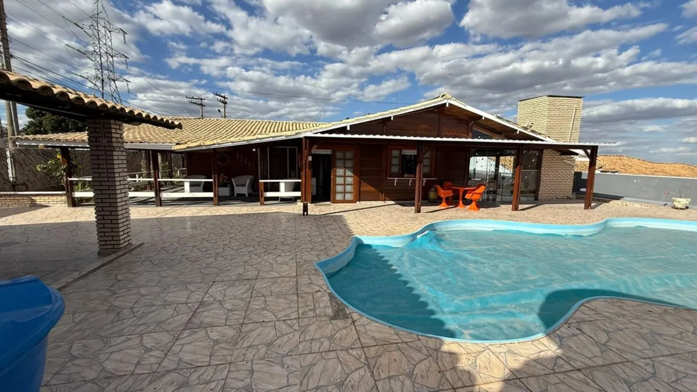 Imobiliária Solino vende excelente casa no condomínio Jardim Europa 01.Excelente...