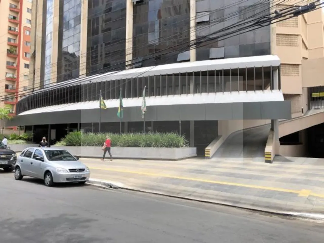 Sala comercial com 41,53m², recepção com mesa, duas salas com vista para o bosqu...