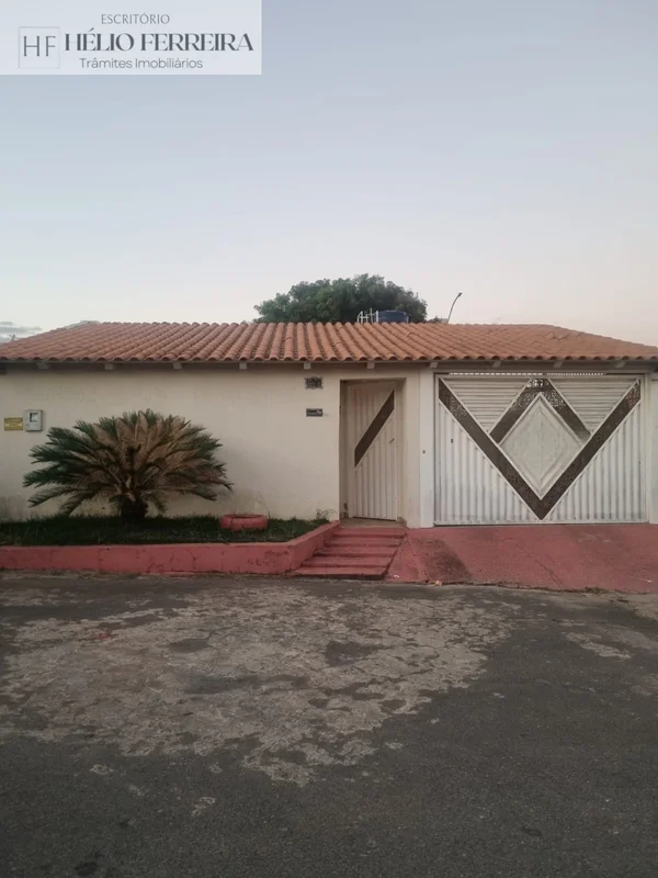 Excelente casa no Setor Leste com área de total de 150m². Composta por: - 3 quar...