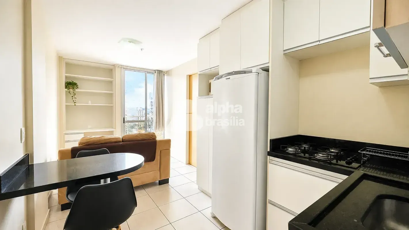 APARTAMENTO COMPLETO E FUNCIONAL, PRONTO PARA MORAR! Sala com sofá, estante e va...