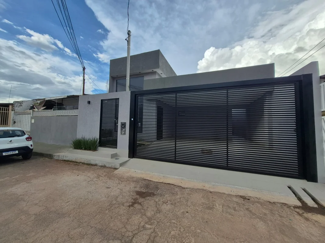 Casa nova com 3 quartos, 2 suítes e sala com pé-direito alto no P Sul.Casa nova,...