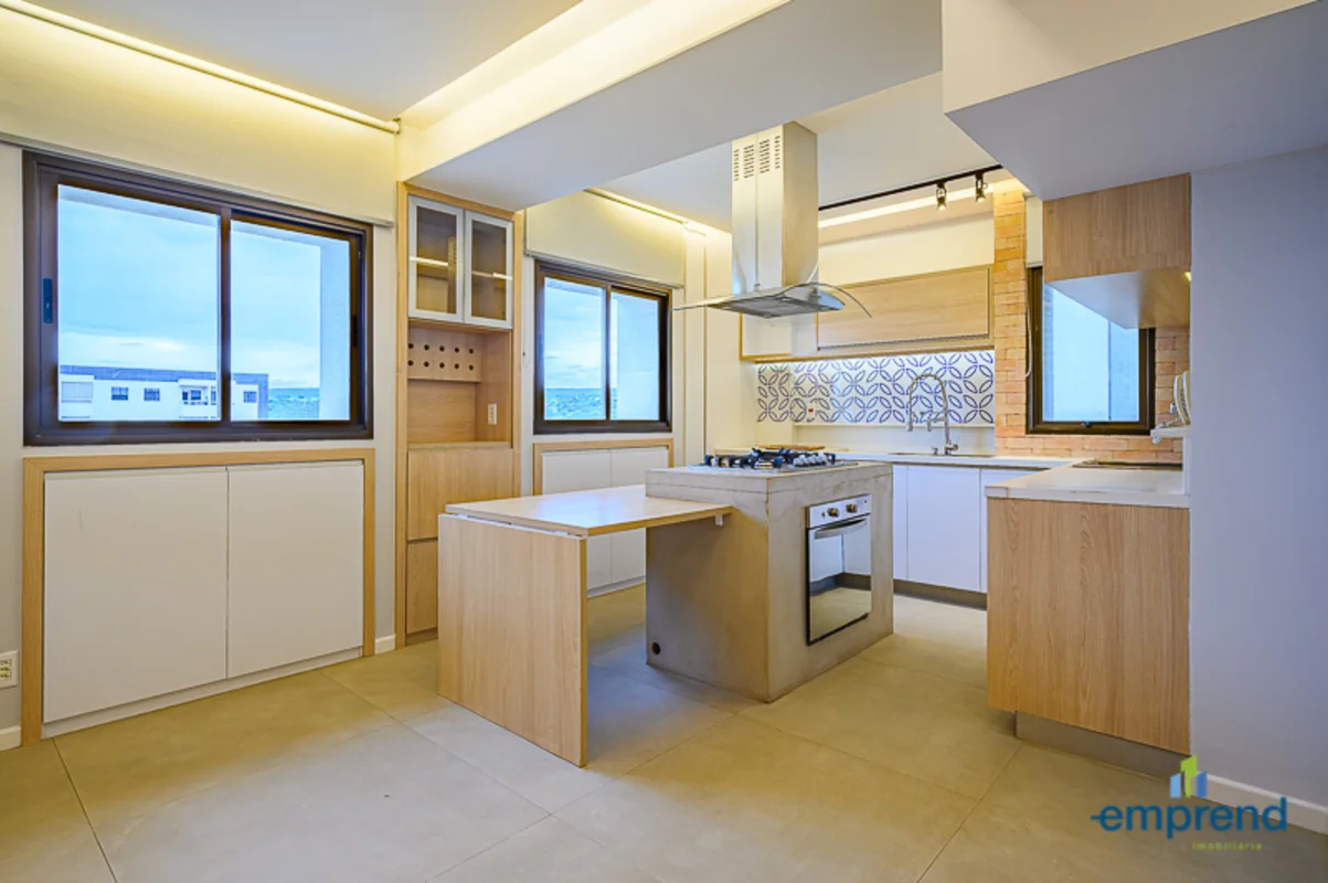 Alugamos belíssimo apartamento dúplex totalmente reformado e decorado.Composto p...