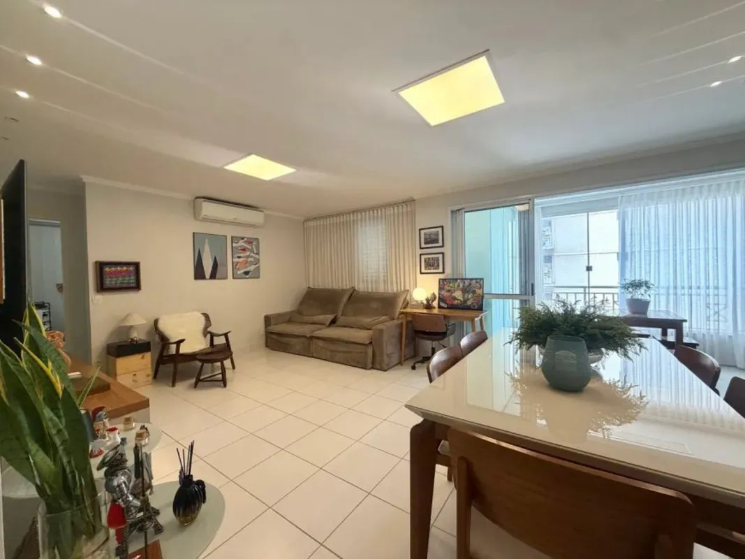 O Apartamento está completo em mobília e armários planejados e embutidos localiz...