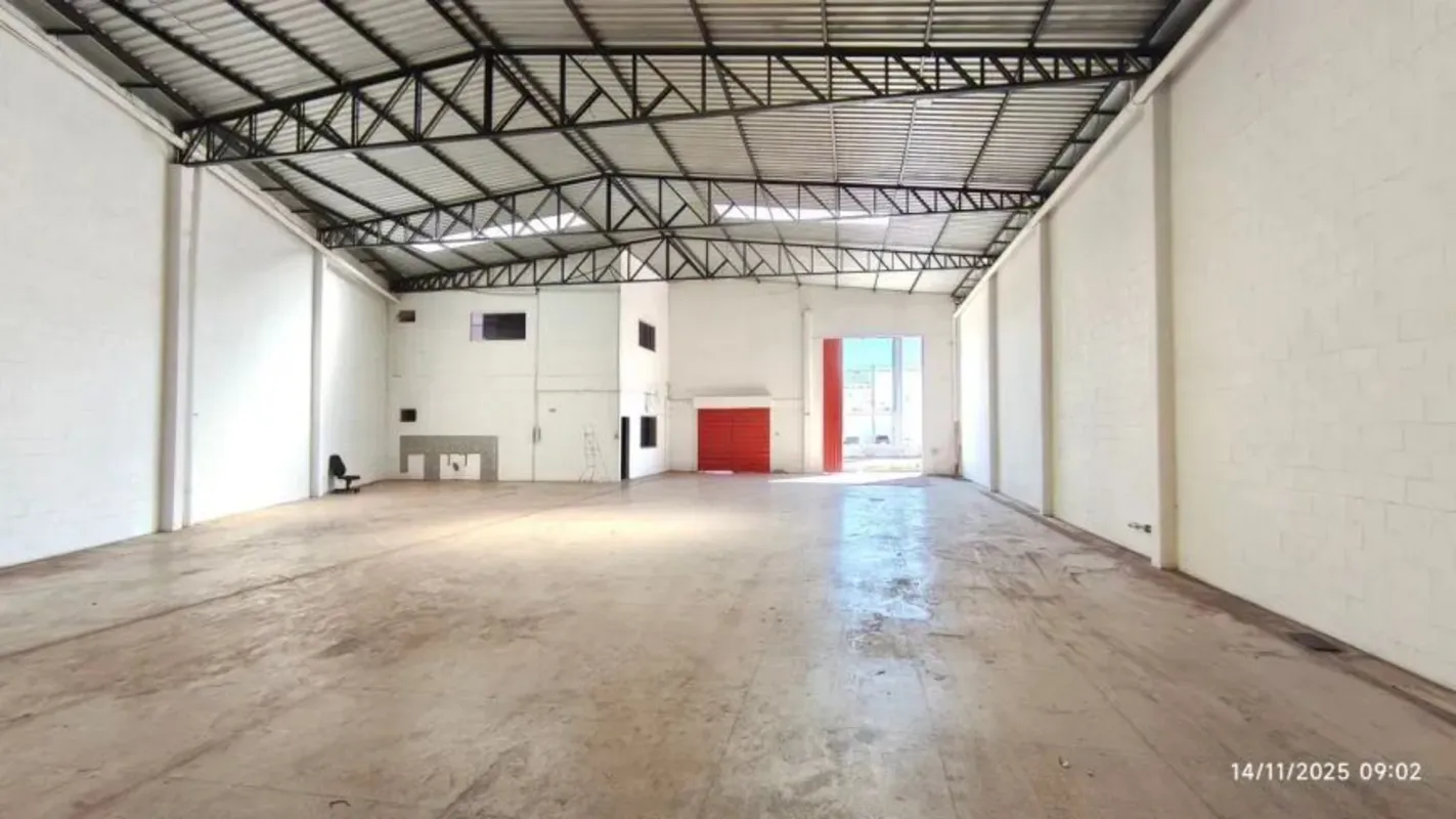 O imóvel está localizado no bairro Moinho dos Ventos tem 705 metros quadrados co...