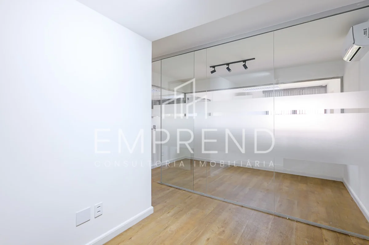 Totalizando aproximadamente 175m² privativos.Obs.: Imóvel não mobiliado. A mobíl...