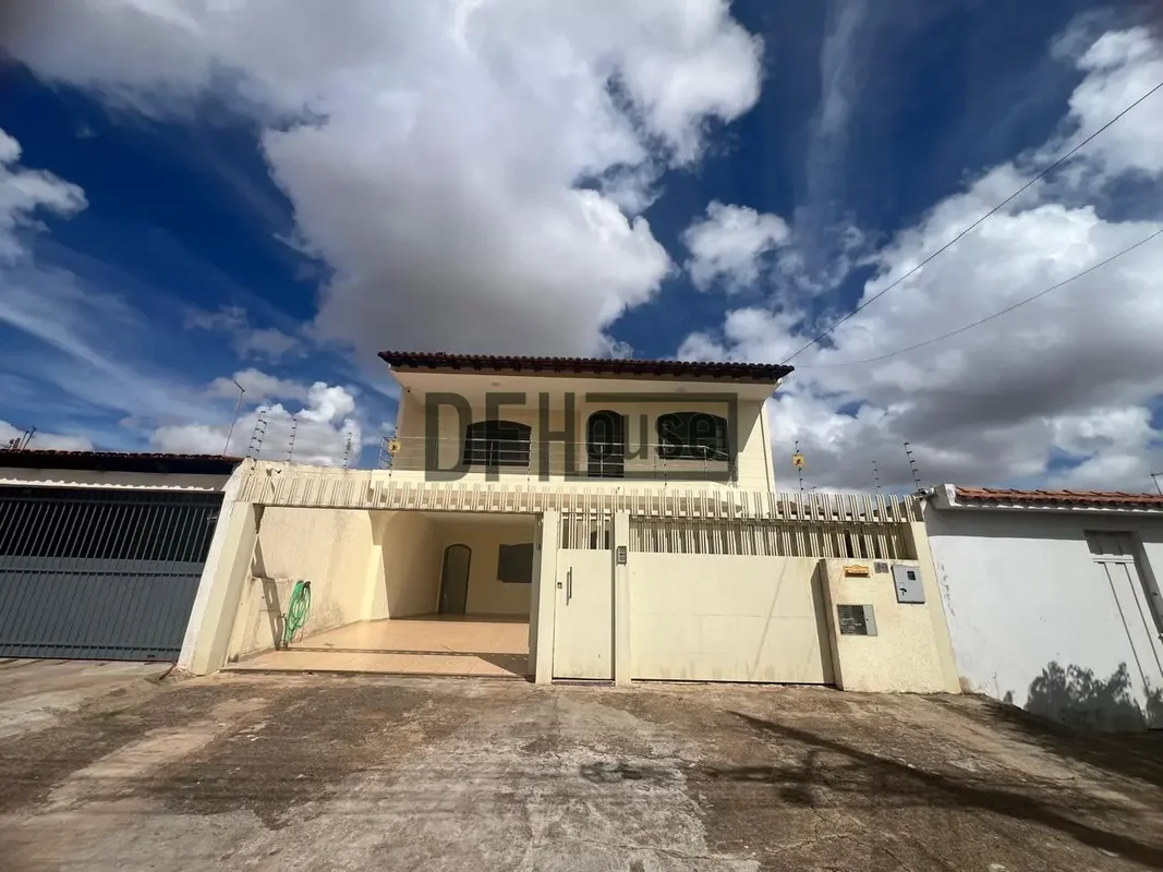 DF HOUSE vende com exclusividade sobrado na QNH 04 em Taguatinga NorteBem locali...